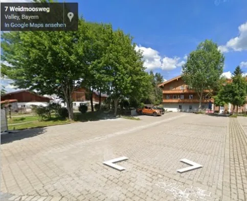 Zufahrt zum Parkplatz am A8 Hotel